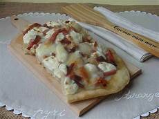 cucina con pizza pizza stracchino e speck cucina vista mare cucina con pizza pizza stracchino e speck cucina vista mare