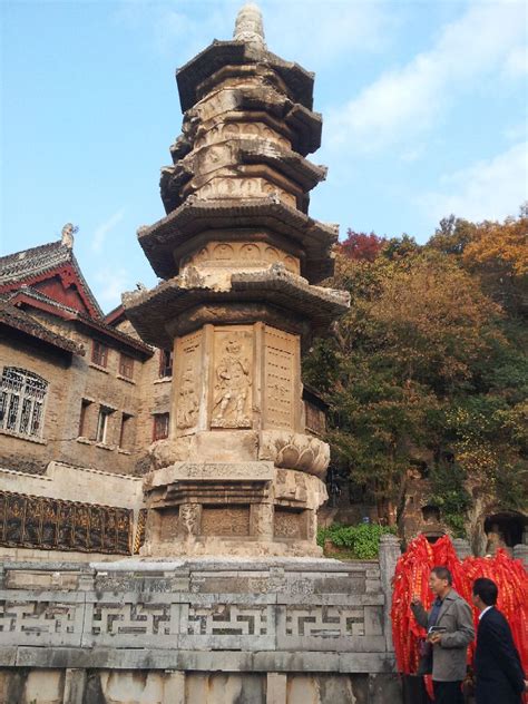 南京栖霞寺的红墙与银杏高清图片下载-正版图片501111647-摄图网