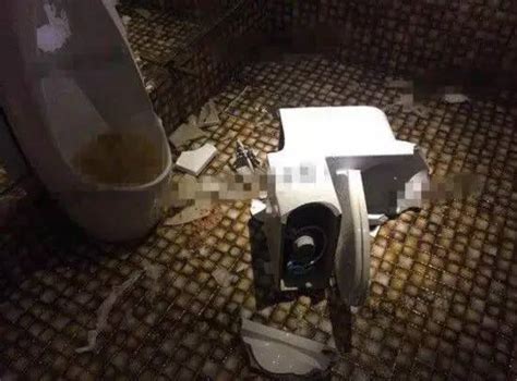 妇女打扫堵塞的厕所破损的溢出马桶高清图片下载-正版图片506599151-摄图网