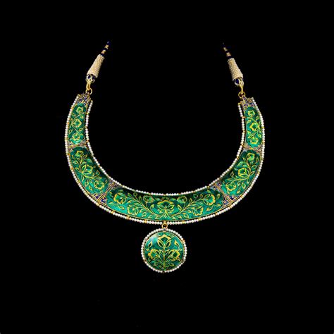 Hasli type necklace and earring pair in 18k gold and diamond polki ...