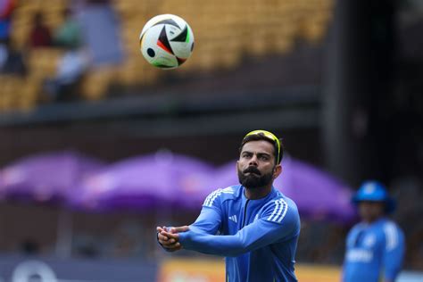 [Watch] Female fan stops Virat Kohli, holds his hand as Indian ...