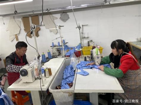 服装设计师在工作室使用缝纫机-蓝牛仔影像-中国原创广告影像素材