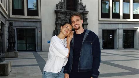 Jade Anna showt haar bungelende kersjes in de frisse buitenlucht