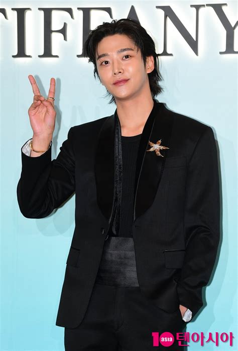 Rowoon, incredible physical strength... noble force