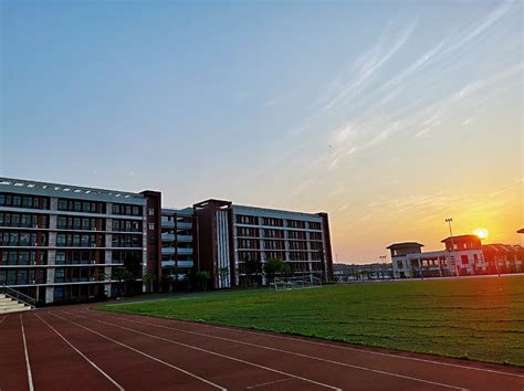 中国十大最美校园有哪些？中国最美十大校园排行榜及校园照片 - 战马教育