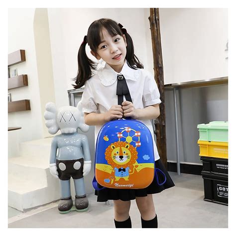 Bé trai 4 tuổi đang thích thú khoác chiếc ba lô hình quả trứng in nổi họa tiết ô tô - https://down-vn.img.susercontent.com/file/6cc13e1c32d7c327475ab74abf0a82c1