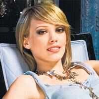 Hilary Duff gets a scorpion in her pants