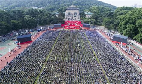 航拍武汉大学毕业典礼 七千名毕业生被授学位场面壮观(组图)-国际在线