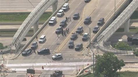 Man shot by Houston officer after robbing Family Dollar still ...