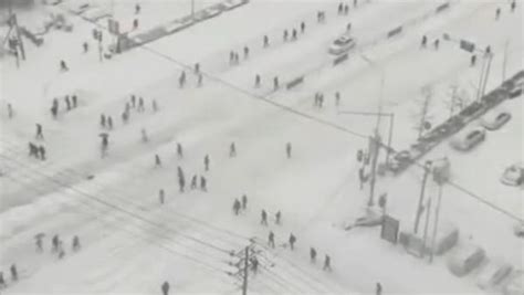 鞍山暴雪公交停运，市民步行上班：像回到了以前_手机新浪网