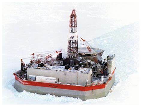 Mechanism of Phase-Locked Ice Crushing against Offshore Structures