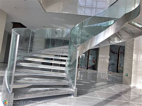 科创中心钢结构旋转楼梯_玻璃扶手,半包踏步_西安七彩龙装饰工程有限公司