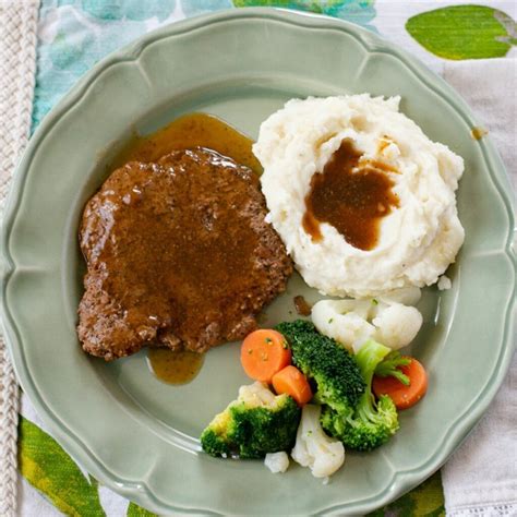 Crock Pot Cube Steak with Gravy - Flour On My Face