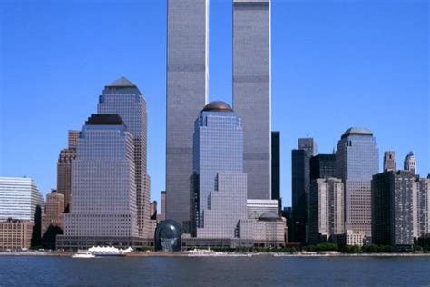 911中美国倒塌的双子塔遗址，如今已围成水坑成为一个纪念景点|双子塔|纽约|遗址_新浪新闻