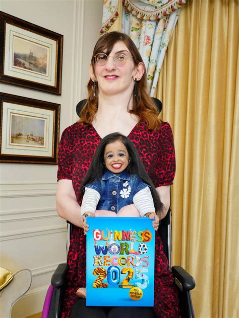 World's tallest and shortest women meet for the first time ever in historic photoshoot - Daily Star