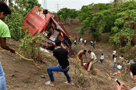 印度一巴士坠崖 致17人死亡 33人受伤-搜狐