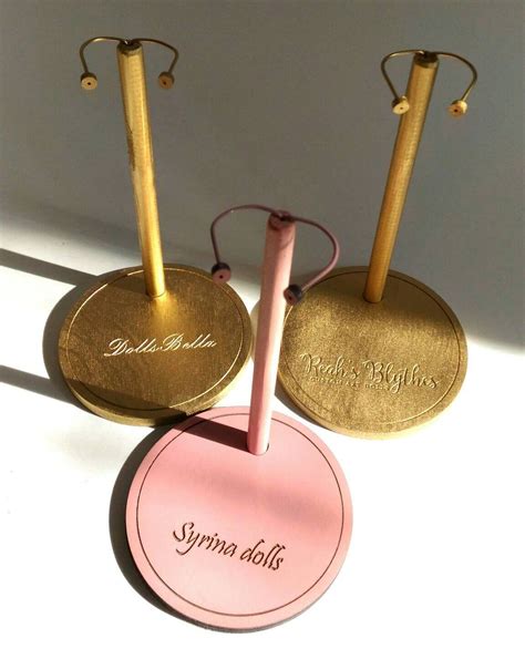 blythe doll stand