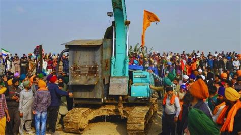 ये पोकलेन मशीन क्या होती है जिसे किसान शंभू बॉर्डर पर लेकर पहुंचे हैं ...