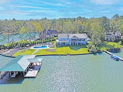 https://cdn.lakehomes.com/images/listings/greenwoodmls/19/130353-1-slide_20241018224820.jpg?utm_source=chatgpt.com