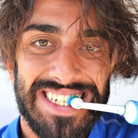 E? meglio lo spazzolino elettrico o manuale?   Studio  