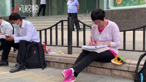 高考故事 | 在“00后”的考场外，回到1980年！家长：过去的高考可不像现在这么有“仪式感” - 周到上海