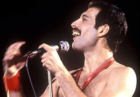 Ny film fortæller hele historien om Queen og forsanger Freddie Mercury ...