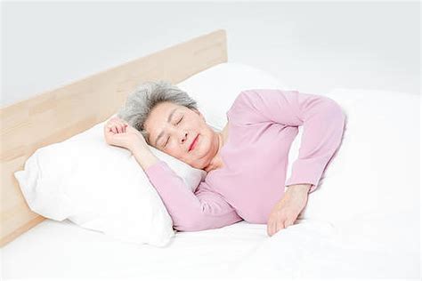 为什么，人越老，觉越少，老年人睡眠时间少，和4个因素有关_老人家