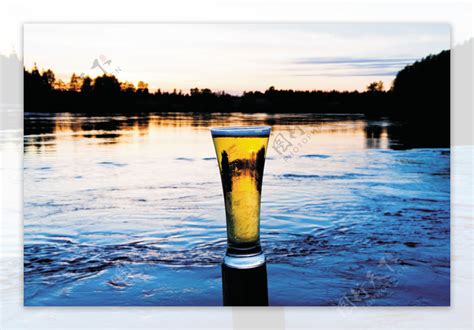 河边的啤酒图片素材-编号05103909-图行天下