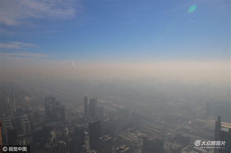 北京：在中国尊俯瞰雾霾来袭_聚焦_大众网