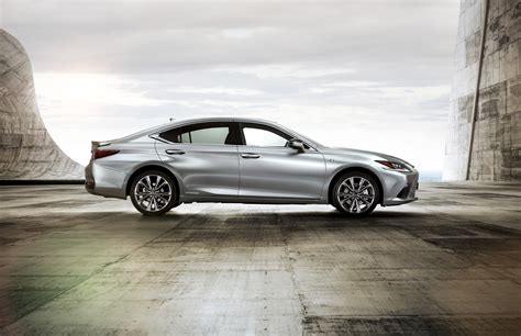 Lexus ES F Sport (2018) - picture 3 of 6