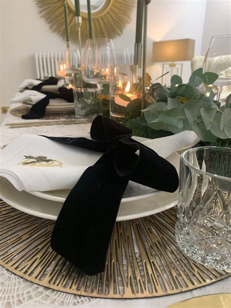 Christmas Table Styling Ideas From Bright and Bold to Traditional Luxe