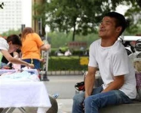 为了生活，验车小伙在上海摆地摊招揽生意，偶遇小姐姐粉丝。 - YouTube