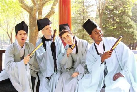 穿上汉服和旗袍 这群外国留学生的毕业照满满都是“中国风”|汉服网