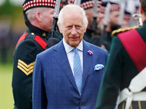 Lief: koning Charles draagt vriendschapsarmbandje van prinses Charlotte