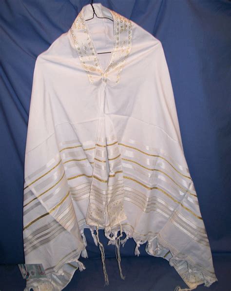 How To Fold A Prayer Shawl at Claude Martinez blog