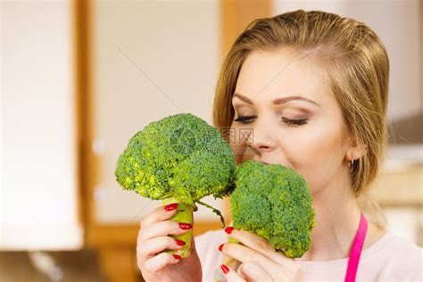 带着生绿色蔬菜花椰自然有机健康食品概念女人拿着花椰菜高清图片下载-正版图片307188721-摄图网