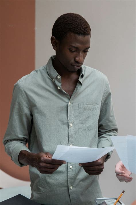 Man Using Computer in Office 的图像结果