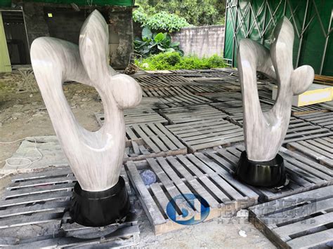为什么户外玻璃钢景观雕塑的漆容易脱落? - 深圳市创鼎盛玻璃钢装饰工程有限公司