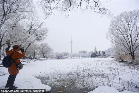 北京迎来2020年首场降雪变身成“雪国”