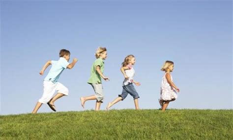 儿童一起在野外玩高清图片下载-正版图片501461498-摄图网
