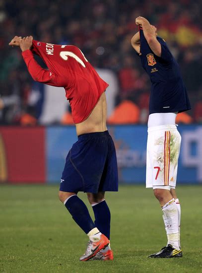 图文-[小组赛]西班牙VS智利 比利亚与对手交换球衣_图片新闻_2010南非世界杯_竞技风暴_新浪网