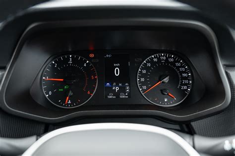 Renault Trafic vs Toyota HiAce Comparison | CarExpert