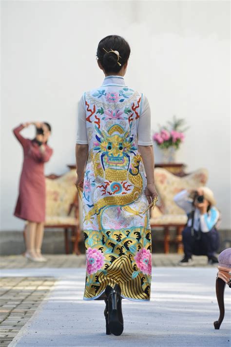 15张从晚清到近代的旗袍走秀图 带你领略中国传统服饰文化魅力|旗袍|女装|民国_新浪新闻
