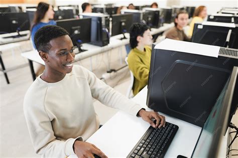 A Picture of Students in a Computer Room Using One Computer 的图像结果
