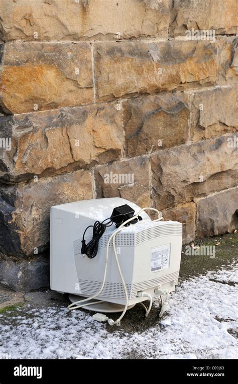 Old Computer Monitor 的图像结果