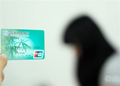 女子银行卡莫名被汇20万 疑被冒名开户洗钱_湖南频道_凤凰网