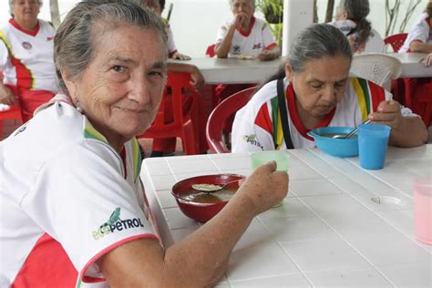 Adultos mayores gozan de alimentos en Neiva - TSM Noticias