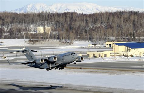 Commander flies C-17 > Joint Base Elmendorf-Richardson > News