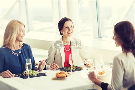 一群人正在饭店里吃吃喝喝的，这是一条流水线的聚餐，本来高高兴兴的来了，只是回去时不开心。