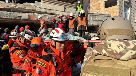 公羊救援队驰援土耳其地震：在废墟中救出一名男子和一名儿童_关键帧_澎湃新闻-The Paper